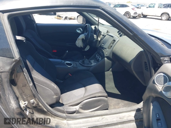 2013 Nissan 370Z z VIN JN1AZ4EH8DM880849, wystawiony jako IAAI lot #42131189 z przebiegiem Nie podano mil oraz . Historia ofert i sprzedaży dostępna na DreamBid. Obrazek 5.