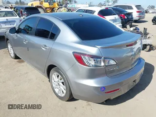 2013 Mazda 3 i Grand Touring z VIN JM1BL1WP0D1736124, wystawiony jako IAAI lot #42271018 z przebiegiem 124 478 mil mil oraz . Historia ofert i sprzedaży dostępna na DreamBid. Obrazek 3.