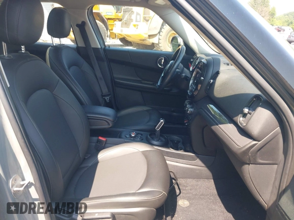 2020 MINI Countryman Cooper with VIN WMZYW5C03L3L14724, listed as a IAAI auction lot 42478285 with 57,915 mi miles and . Bid and sale history available at DreamBid. Image 5.