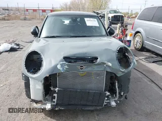 2022 MINI Hardtop Cooper SE z VIN WMW13DJ01N2P85767, wystawiony jako IAAI lot #41921346 z przebiegiem 17 446 mil mil oraz . Historia ofert i sprzedaży dostępna na DreamBid. Obrazek 13.