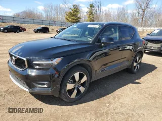 2021 Volvo XC40 Momentum z VIN YV4162UK9M2509361, wystawiony jako Copart lot #49408935 z przebiegiem 40 369 mil mil oraz Nie do naprawy. Historia ofert i sprzedaży dostępna na DreamBid. Obrazek 1.