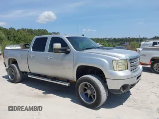 2013 GMC Sierra 2500HD SLT z VIN 1GT121E86DF195303, wystawiony jako IAAI lot #42181435 z przebiegiem 229 818 mil mil oraz . Historia ofert i sprzedaży dostępna na DreamBid. Obrazek 1.