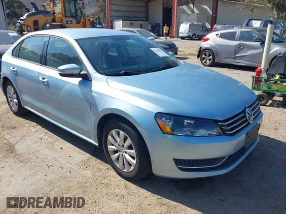2013 Volkswagen Passat Wolfsburg Edition z VIN 1VWAP7A3XDC057745, wystawiony jako IAAI lot #42403087 z przebiegiem 40 312 mil mil oraz . Historia ofert i sprzedaży dostępna na DreamBid. Obrazek 1.
