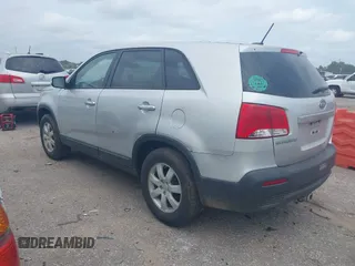 2012 Kia Sorento LX z VIN 5XYKT3A18CG201670, wystawiony jako IAAI lot #42305664 z przebiegiem 192 170 mil mil oraz . Historia ofert i sprzedaży dostępna na DreamBid. Obrazek 3.