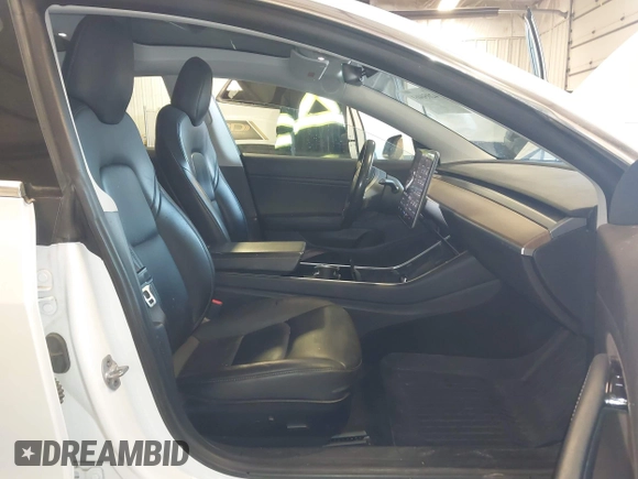 2019 Tesla Model 3 Mid Range z VIN 5YJ3E1EA5KF317542, wystawiony jako IAAI lot #42050461 z przebiegiem 55 054 mil mil oraz . Historia ofert i sprzedaży dostępna na DreamBid. Obrazek 5.