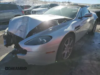 2008 Aston Martin Vantage z VIN SCFBF04B18GD08286, wystawiony jako Copart lot #42556915 z przebiegiem 24 881 mil mil oraz Szkody całkowita. Historia ofert i sprzedaży dostępna na DreamBid. Obrazek 1.