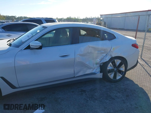 2024 BMW i4 eDrive35 z VIN WBY43AW04RFT05287, wystawiony jako IAAI lot #41427545 z przebiegiem 6 347 mil mil oraz . Historia ofert i sprzedaży dostępna na DreamBid. Obrazek 6.