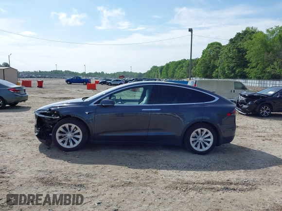 2017 Tesla Model X 90D z VIN 5YJXCBE20HF070235, wystawiony jako IAAI lot #42099344 z przebiegiem 57 686 mil mil oraz . Historia ofert i sprzedaży dostępna na DreamBid. Obrazek 15.
