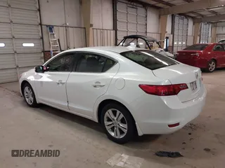 2013 Acura ILX with VIN 19VDE1F33DE019044, listed as a IAAI auction lot 41601790 with 271,575 mi miles. Bid and sale history available at carsss.com. Image 3.