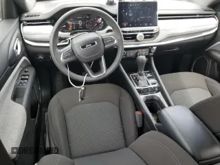 2024 Jeep Compass Sport z VIN 3C4NJDAN6RT163210, wystawiony jako Copart lot #51369215 z przebiegiem 13 575 mil mil oraz Szkoda całkowita • Salvage title. Historia ofert i sprzedaży dostępna na DreamBid. Obrazek 8.