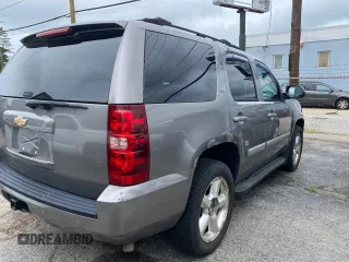 2007 Chevrolet Tahoe LTZ z VIN 1GNFK13007R118200, wystawiony jako Copart lot #61613185 z przebiegiem 137 294 mil mil oraz Czysty tytuł • Clean title. Historia ofert i sprzedaży dostępna na DreamBid. Obrazek 4.