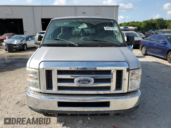 2014 Ford Econoline Passenger XL z VIN 1FBNE3BL8EDA04396, wystawiony jako Copart lot #54657025 z przebiegiem 84 772 mil mil oraz Szkody całkowita. Historia ofert i sprzedaży dostępna na DreamBid. Obrazek 5.