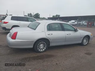 2001 Lincoln Town Car Signature z VIN 1LNHM82WX1Y697831, wystawiony jako IAAI lot #42494909 z przebiegiem 202 805 mil mil oraz . Historia ofert i sprzedaży dostępna na DreamBid. Obrazek 6.