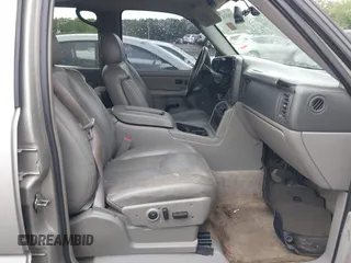 2005 Chevrolet Suburban LT z VIN 3GNEC16ZX5G197892, wystawiony jako IAAI lot #42045100 z przebiegiem 262 665 mil mil oraz . Historia ofert i sprzedaży dostępna na DreamBid. Obrazek 5.