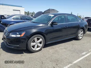 2013 Volkswagen Passat SE z VIN 1VWBN7A37DC105373, wystawiony jako Copart lot #58277975 z przebiegiem 95 153 mil mil oraz Czysty tytuł • Clean title. Historia ofert i sprzedaży dostępna na DreamBid. Obrazek 1.