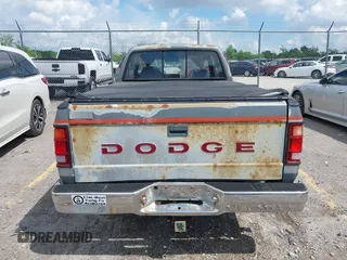 1993 Dodge Dakota z VIN 1B7GL23Y8PS117729, wystawiony jako IAAI lot #42268349 z przebiegiem 133 779 mil mil oraz . Historia ofert i sprzedaży dostępna na DreamBid. Obrazek 6.