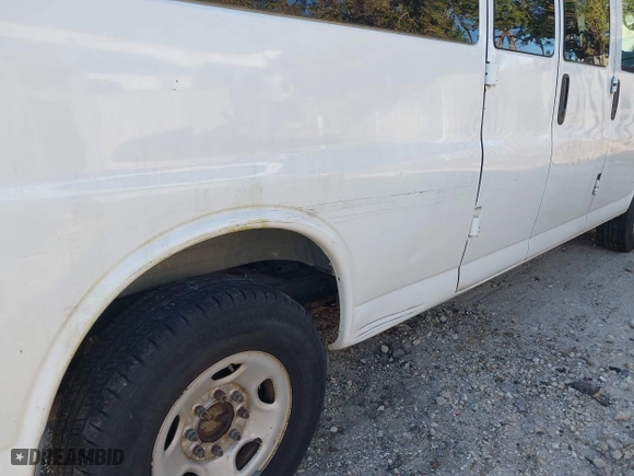 2012 Chevrolet Express Passenger 1LT with VIN 1GAZG1FA3C1128586, listed as a IAAI auction lot 41469668 with 182,658 mi miles. Bid and sale history available at carsss.com. Image 17.