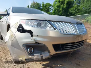 2009 Lincoln MKS z VIN 1LNHM93R69G618199, wystawiony jako IAAI lot #42459906 z przebiegiem 240 521 mil mil oraz . Historia ofert i sprzedaży dostępna na DreamBid. Obrazek 16.
