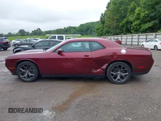 2018 Dodge Challenger SXT Plus z VIN 2C3CDZAG4JH258685, wystawiony jako IAAI lot #42352033 z przebiegiem 112 122 mil mil oraz . Historia ofert i sprzedaży dostępna na DreamBid. Obrazek 14.