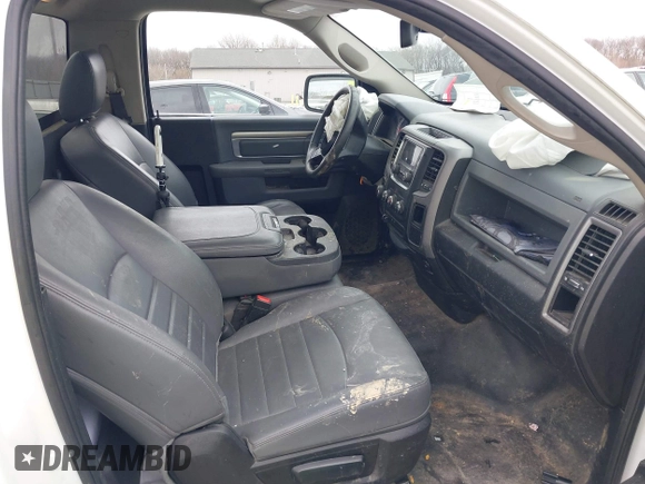 2019 Ram 1500 Tradesman z VIN 3C6JR6DG2KG705859, wystawiony jako IAAI lot #41716700 z przebiegiem 128 721 mil mil oraz . Historia ofert i sprzedaży dostępna na DreamBid. Obrazek 5.