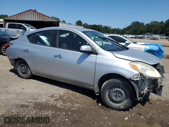 2012 Nissan Versa SV z VIN 3N1CN7APXCL927293, wystawiony jako Copart lot #55615575 z przebiegiem Nie podano mil oraz Szkoda całkowita • Salvage title. Historia ofert i sprzedaży dostępna na DreamBid. Obrazek 4.