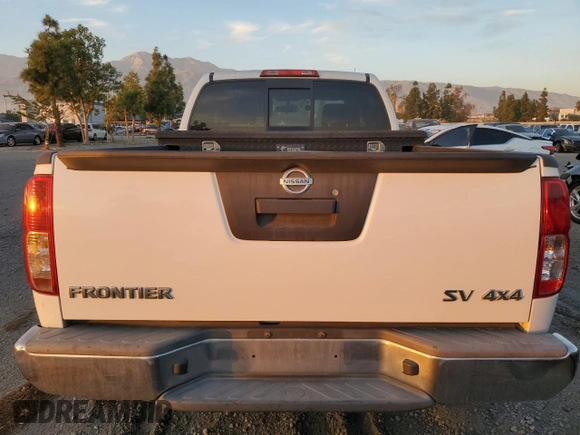 2017 Nissan Frontier SV z VIN 1N6AD0CW7HN767526, wystawiony jako Copart lot #84701984 z przebiegiem 122 196 mil mil oraz Czysty tytuł • Clean title. Historia ofert i sprzedaży dostępna na DreamBid. Obrazek 6.