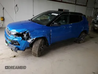 2023 Jeep Compass (RED) Edition z VIN 3C4NJDCN6PT568252, wystawiony jako Copart lot #49481315 z przebiegiem 17 618 mil mil oraz Szkoda całkowita • Salvage title. Historia ofert i sprzedaży dostępna na DreamBid. Obrazek 1.