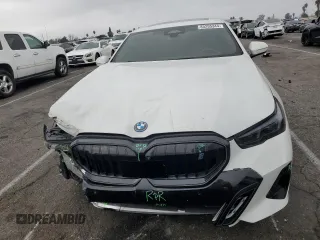 2024 BMW i5 eDrive40 z VIN WBY33FK04RCP62567, wystawiony jako Copart lot #85295344 z przebiegiem Nie podano mil oraz Szkody całkowita. Historia ofert i sprzedaży dostępna na DreamBid. Obrazek 5.