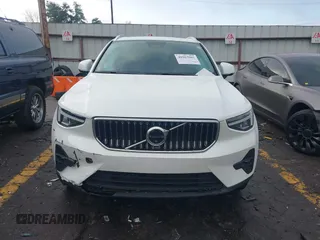 2023 Volvo XC40 Ultimate Bright Theme с VIN YV4L12UA6P2057484, выставлен на аукционе IAAI как лот 40963901 с пробегом 8 196 миль миль и . История ставок и продаж доступна на DreamBid. Изображение 12.