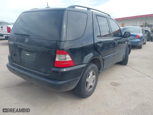 2001 Mercedes-Benz M-Class with VIN 4JGAB54E01A286893, listed as a IAAI auction lot 41799772 with 124,911 mi miles. Bid and sale history available at carsss.com. Image 4.