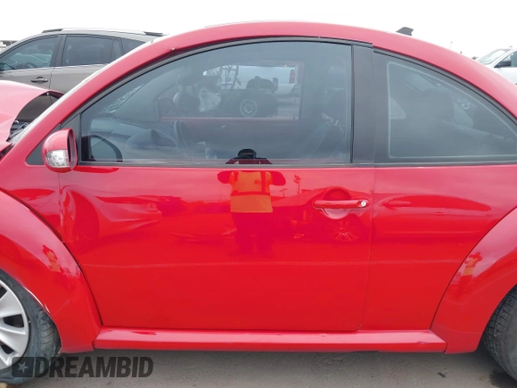 2009 Volkswagen New Beetle Coupe S with VIN 3VWRW31C69M517262, listed as a IAAI auction lot 42033189 with 111,104 mi miles. Bid and sale history available at carsss.com. Image 15.
