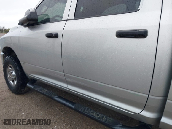 2013 Ram 2500 Tradesman z VIN 3C6TR5CT1DG562584, wystawiony jako IAAI lot #41958471 z przebiegiem 185 426 mil mil oraz . Historia ofert i sprzedaży dostępna na DreamBid. Obrazek 6.