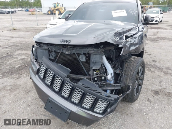 2018 Jeep Grand Cherokee Altitude z VIN 1C4RJEAG2JC428214, wystawiony jako IAAI lot #42661661 z przebiegiem 81 859 mil mil oraz . Historia ofert i sprzedaży dostępna na DreamBid. Obrazek 6.