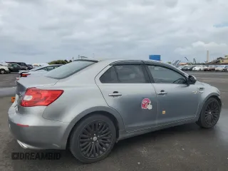 2011 Suzuki Kizashi SE z VIN JS2RE9A3XB6111196, wystawiony jako Copart lot #48076635 z przebiegiem 113 569 mil mil oraz Szkody całkowita. Historia ofert i sprzedaży dostępna na DreamBid. Obrazek 3.