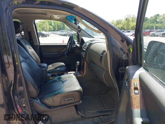 2007 Nissan Pathfinder SE z VIN 5N1AR18W27C613623, wystawiony jako IAAI lot #42272592 z przebiegiem 226 394 mil mil oraz . Historia ofert i sprzedaży dostępna na DreamBid. Obrazek 5.