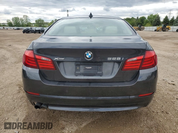 2013 BMW 5 Series 528i xDrive z VIN WBAXH5C59DD112318, wystawiony jako Copart lot #57650125 z przebiegiem 106 189 mil mil oraz Szkoda całkowita • Salvage title. Historia ofert i sprzedaży dostępna na DreamBid. Obrazek 6.