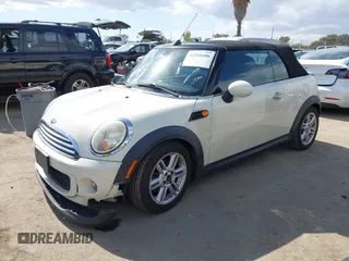 2012 MINI Convertible z VIN WMWZN3C53CT134194, wystawiony jako IAAI lot #42261686 z przebiegiem 104 099 mil mil oraz . Historia ofert i sprzedaży dostępna na DreamBid. Obrazek 17.