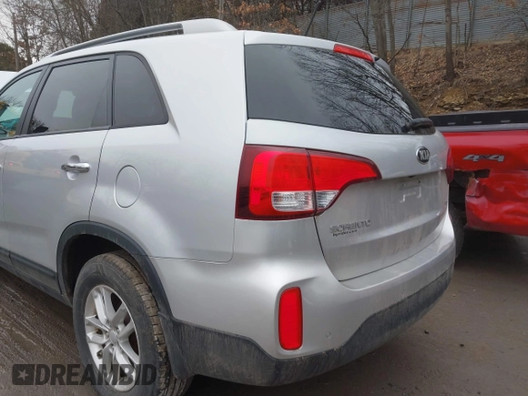 2015 Kia Sorento LX with VIN 5XYKTCA65FG632435, listed as a IAAI auction lot 41663787 with 126,722 mi miles. Bid and sale history available at carsss.com. Image 12.