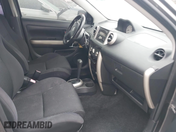 2005 Scion xA z VIN JTKKT624850109244, wystawiony jako IAAI lot #42171971 z przebiegiem 167 588 mil mil oraz . Historia ofert i sprzedaży dostępna na DreamBid. Obrazek 5.