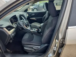 2017 Jeep Cherokee Latitude z VIN 1C4PJLCBXHW604108, wystawiony jako Copart lot #63800125 z przebiegiem 51 445 mil mil oraz Czysty tytuł • Clean title. Historia ofert i sprzedaży dostępna na DreamBid. Obrazek 7.