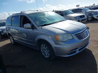 2014 Chrysler Town & Country Touring z VIN 2C4RC1BG9ER435563, wystawiony jako IAAI lot #41762939 z przebiegiem 135 376 mil mil oraz . Historia ofert i sprzedaży dostępna na DreamBid. Obrazek 1.