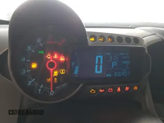 2016 Chevrolet Sonic LS z VIN 1G1JA6SH1G4174727, wystawiony jako Copart lot #47789335 z przebiegiem 166 907 mil mil oraz Szkoda całkowita • Salvage title. Historia ofert i sprzedaży dostępna na DreamBid. Obrazek 9.