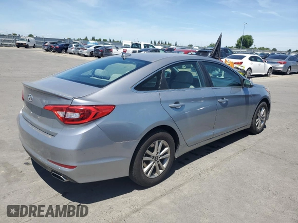 2017 Hyundai Sonata SE z VIN 5NPE24AF9HH477549, wystawiony jako Copart lot #57172315 z przebiegiem 130 643 mil mil oraz Szkoda całkowita • Salvage title. Historia ofert i sprzedaży dostępna na DreamBid. Obrazek 3.