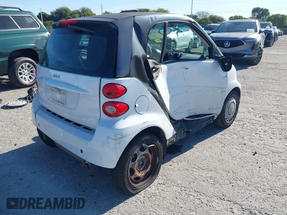 2013 Smart fortwo Pure z VIN WMEEJ3BA5DK619182, wystawiony jako IAAI lot #41857040 z przebiegiem 84 840 mil mil oraz . Historia ofert i sprzedaży dostępna na DreamBid. Obrazek 4.