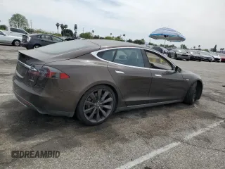 2013 Tesla Model S Performance z VIN 5YJSA1DP0DFP18285, wystawiony jako Copart lot #58437215 z przebiegiem 130 059 mil mil oraz Czysty tytuł • Clean title. Historia ofert i sprzedaży dostępna na DreamBid. Obrazek 3.