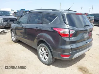 2018 Ford Escape SE z VIN 1FMCU9G98JUC13620, wystawiony jako IAAI lot #42011272 z przebiegiem 71 677 mil mil oraz . Historia ofert i sprzedaży dostępna na DreamBid. Obrazek 3.