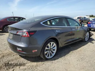 2018 Tesla Model 3 Long Range Battery z VIN 5YJ3E1EB0JF113044, wystawiony jako Copart lot #57056865 z przebiegiem 65 613 mil mil oraz Szkody całkowita. Historia ofert i sprzedaży dostępna na DreamBid. Obrazek 3.