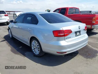 2015 Volkswagen Jetta SE z VIN 3VWD17AJ4FM336834, wystawiony jako IAAI lot #41953192 z przebiegiem 40 893 mil mil oraz . Historia ofert i sprzedaży dostępna na DreamBid. Obrazek 3.