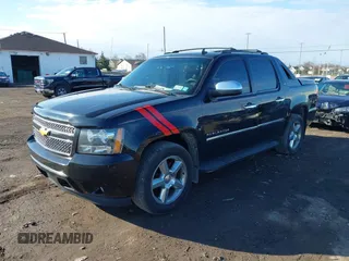 2012 Chevrolet Avalanche LTZ with VIN 3GNTKGE78CG152542, listed as a IAAI auction lot 42033673 with 177,870 mi miles. Bid and sale history available at carsss.com. Image 2.