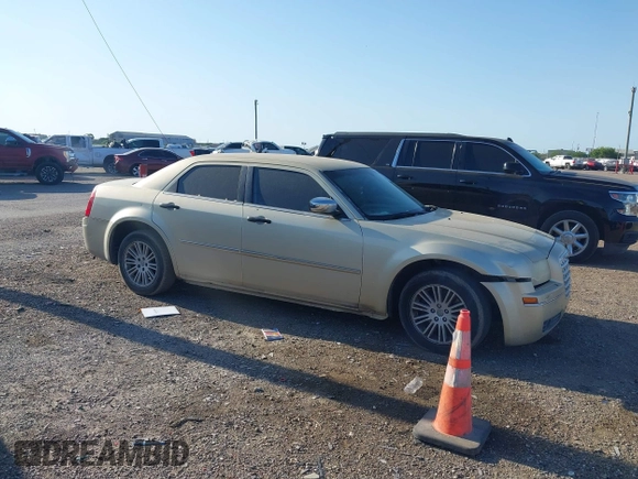 2010 Chrysler 300 Touring with VIN 2C3CA5CV0AH167992, listed as a IAAI auction lot 41985352 with 235,816 mi miles. Bid and sale history available at carsss.com. Image 1.
